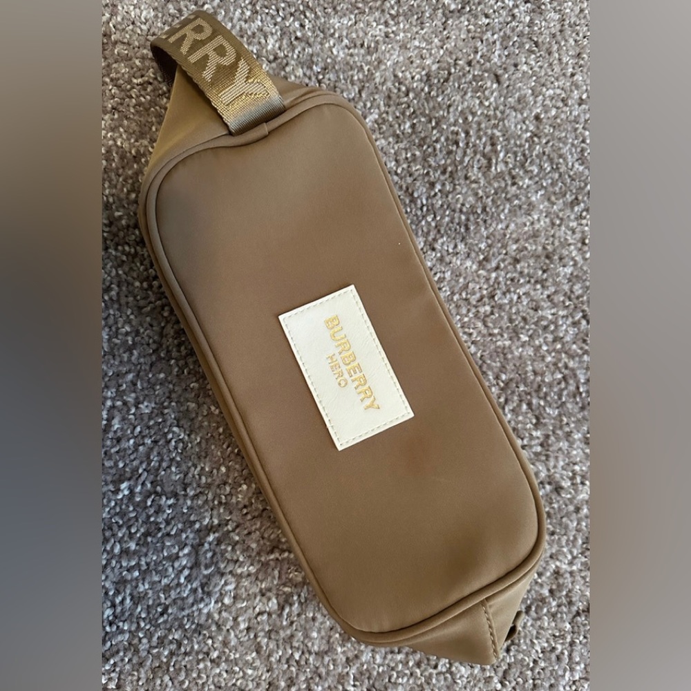 NWOT BURBERRY COSMETIC POUCH / CASE